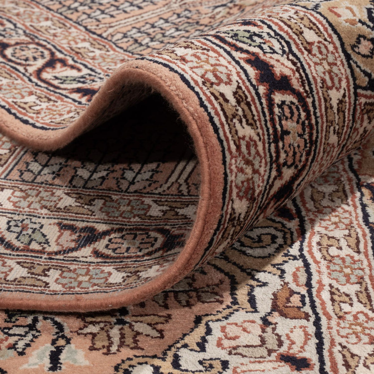 Sidenmatta - Kashmir Silk - 403 x 298 cm - mörk beige