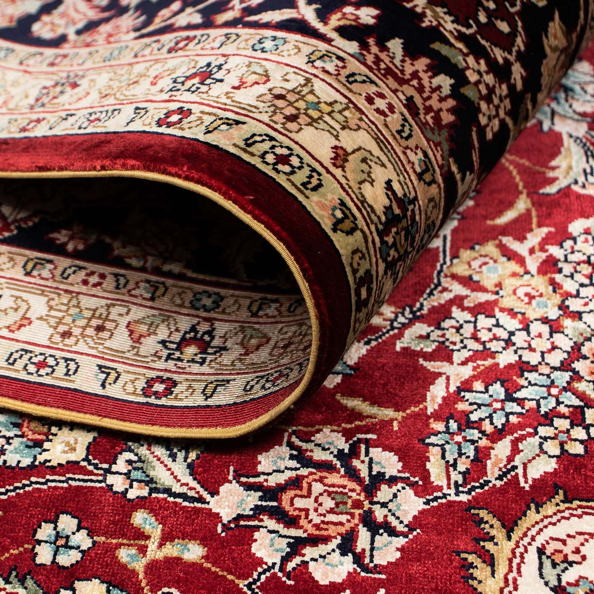 Persisk matta - Ghom - 197 x 133 cm - mörkröd