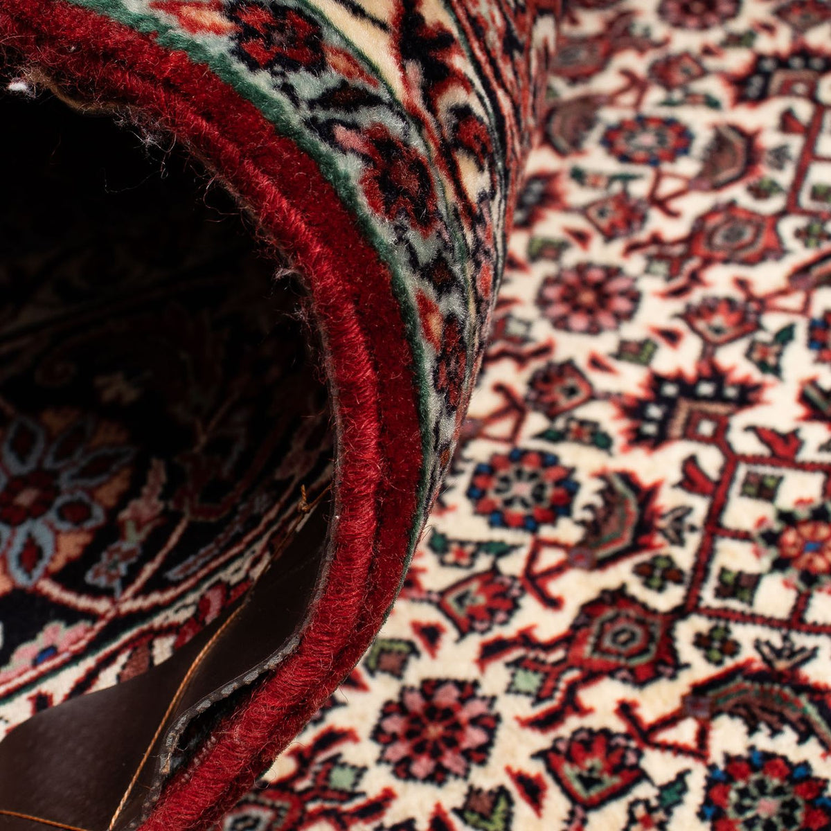 Persisk matta - Bijar - 238 x 196 cm - mörkröd