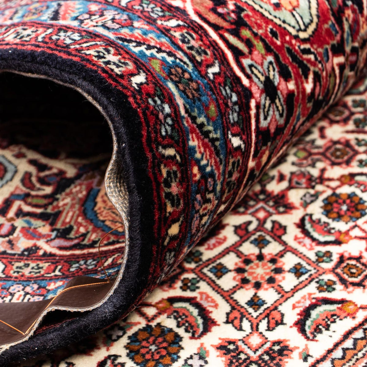 Persisk matta - Bijar - 382 x 249 cm - mörkröd