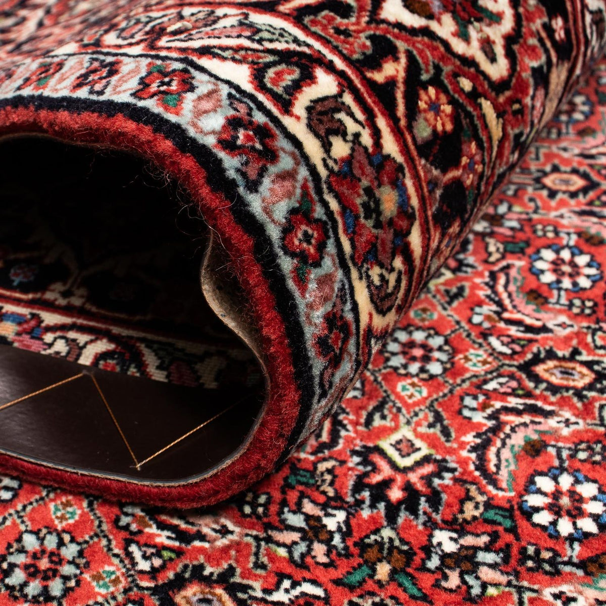 Persisk matta - Bijar - 242 x 202 cm - mörkröd